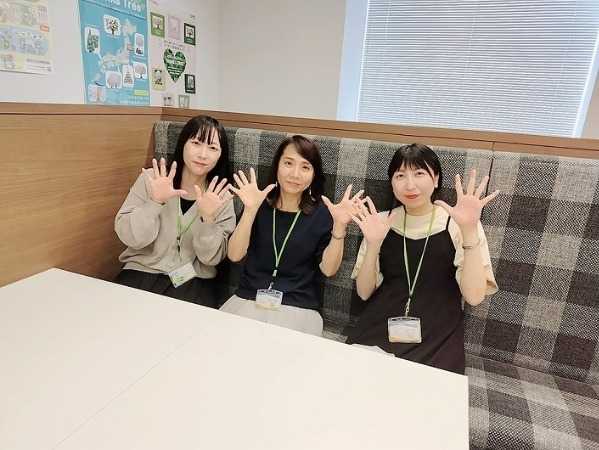 ポーズをとる女性3名